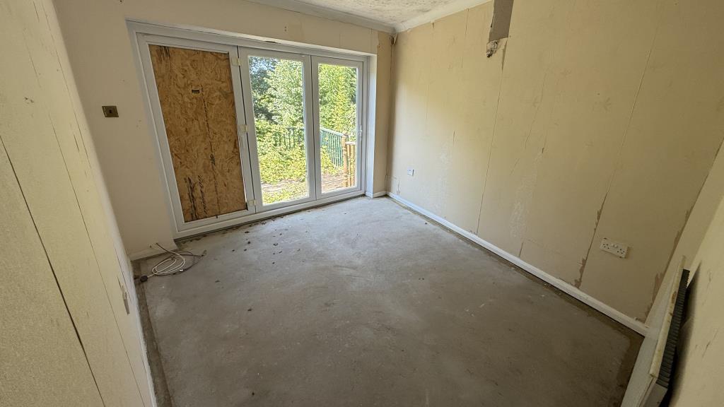 Lot: 29 - SEMI-DETACHED BUNGALOW IN NEED OF REFURBISHMENT - Internal image of guestroom from dining area